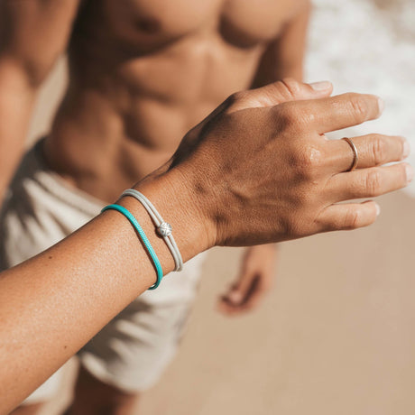 Initialen Gravur Armband von Komimar, personalisiert in vielen Bunten Farben, das perfekte Geschenk für Paare.