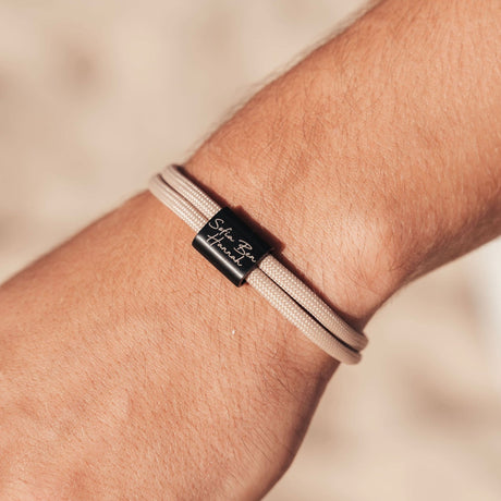 Gravur-Armband am Handgelenk getragen – personalisierbares Geschenk mit Name oder Datum