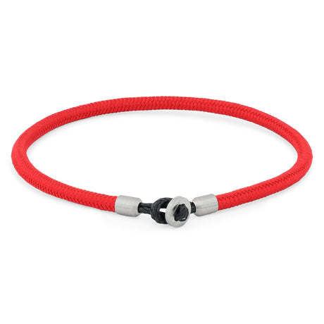 Rotes Coastline Surfer Armband von KOMIMAR mit schwarzem Detail und Edelstahl Knopfverschluss im minimalistischen Beach-Look.