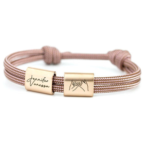 Individuell graviertes Armband am Handgelenk – persönliches Schmuckstück mit Bedeutung