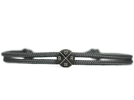 Gravur Armband LITTLE MAUI dezent mit schöner Personalisierung. Initialen Symbol Armband für verliebte, das perfekte Geschenk für Paare